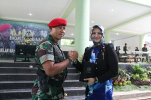 Pembina Yayasan Al-Ashriyyah Nurul Iman Islamic Boarding School Umi Waheeda berjabat tangan dengan Mayor Jenderal Agus Soetomo (Danjen Kopassus) dalam “Bincang-Bincang Kasad Bersama Perwakilan Mahasiswa se-Indonesia”, (25/9).