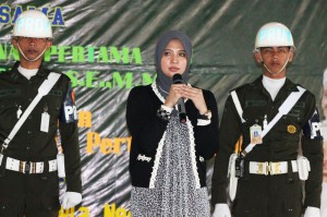 Pembina Yayasan Umi Waheeda sedang memberikan sambutan pada Stadium General bersama Ditjen Pothan Kemenhan RI, Ahad (1/3). Kegiatan adalah salah satu bukti Nurul Iman sangat konsisten dalam mewajibkan militer bagi santrinya.